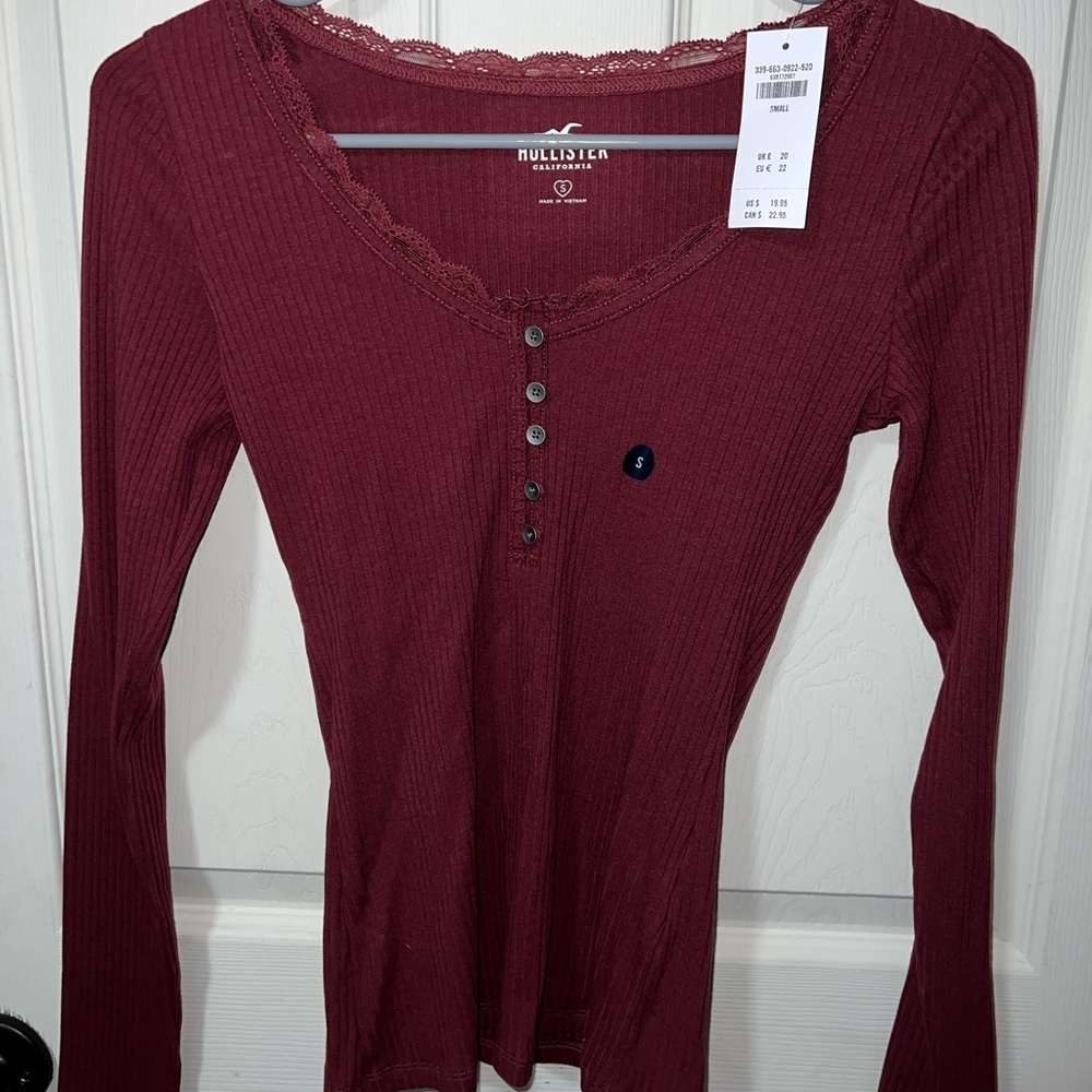Maroon Hollister Top!